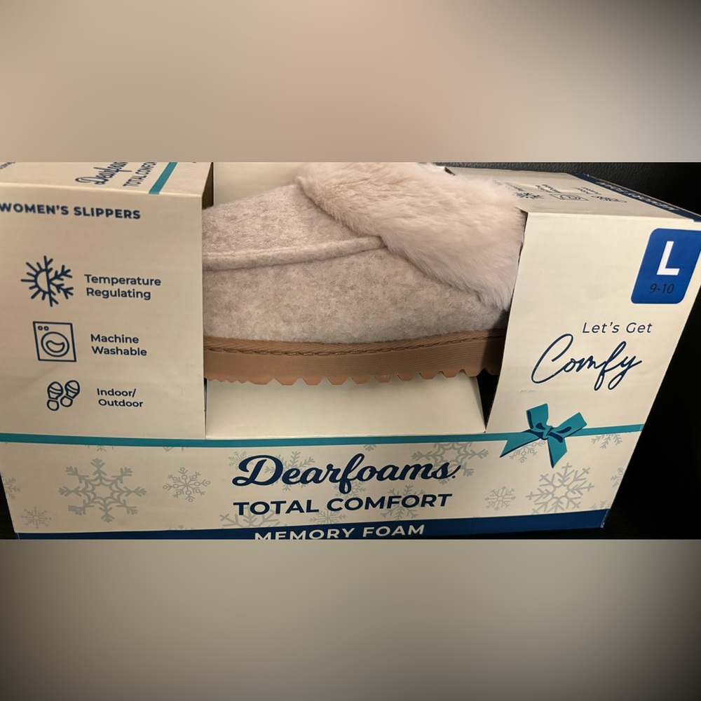 New in box! Women’s Dearfoams Total Comfort Memory Foam slippers.